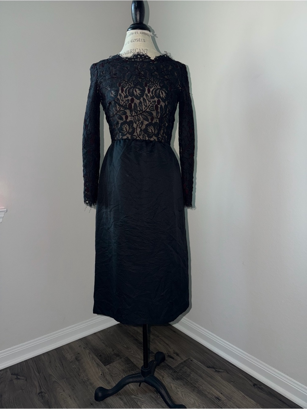 Elegant Black Lace Long-Sleeve Midi Dress
